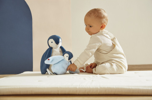 Peluche Pingüino Abrazando Azul - Kaloo - Imagen 7