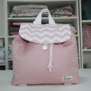 Mochila LEIRE Combinación waffle rosa palo con estampado en solapa.