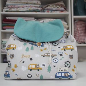 Mochila LEIRE Combinación estampado coches y solapa azul.