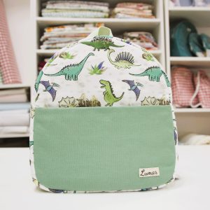 Mochila BEBÉ Bolsillo exterior combinación estampado dinos y bolsillo en algodón verde.