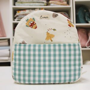 Mochila BEBÉ Bolsillo exterior combinación estampado espacial y bolsillo vichy verde.