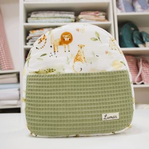 Mochila BEBÉ Bolsillo exterior combinación estampado sabana y bolsillo waffle verde.