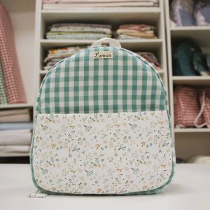 Mochila BEBÉ Bolsillo exterior combinación vichy verde y bolsillo en tela floral.