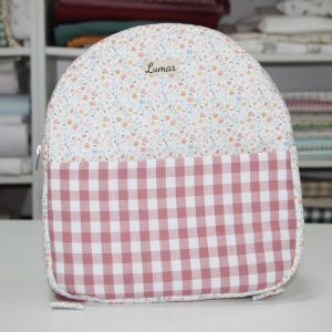 Mochila BEBÉ Bolsillo exterior combinación estampado floral y vichy rojo.