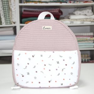 Mochila BEBÉ Bolsillo exterior combinación waffle rosa palo con bolsillo en muselina floral