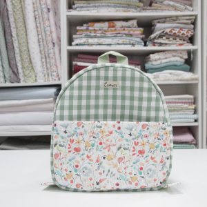 Mochila BEBÉ Bolsillo exterior combinación vichy verde con estampado floral.