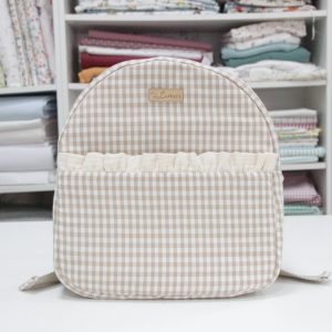 Mochila BEBÉ Bolsillo exterior combinación vichy beige con volantito en muselina.