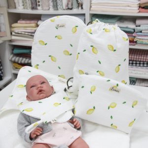 Canastilla HIGH Alegre muselina con estampado de limones.